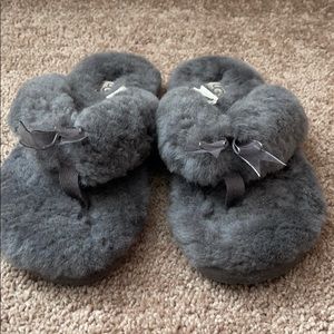 UGG Flip flop slippers Sz 7 - NWOT